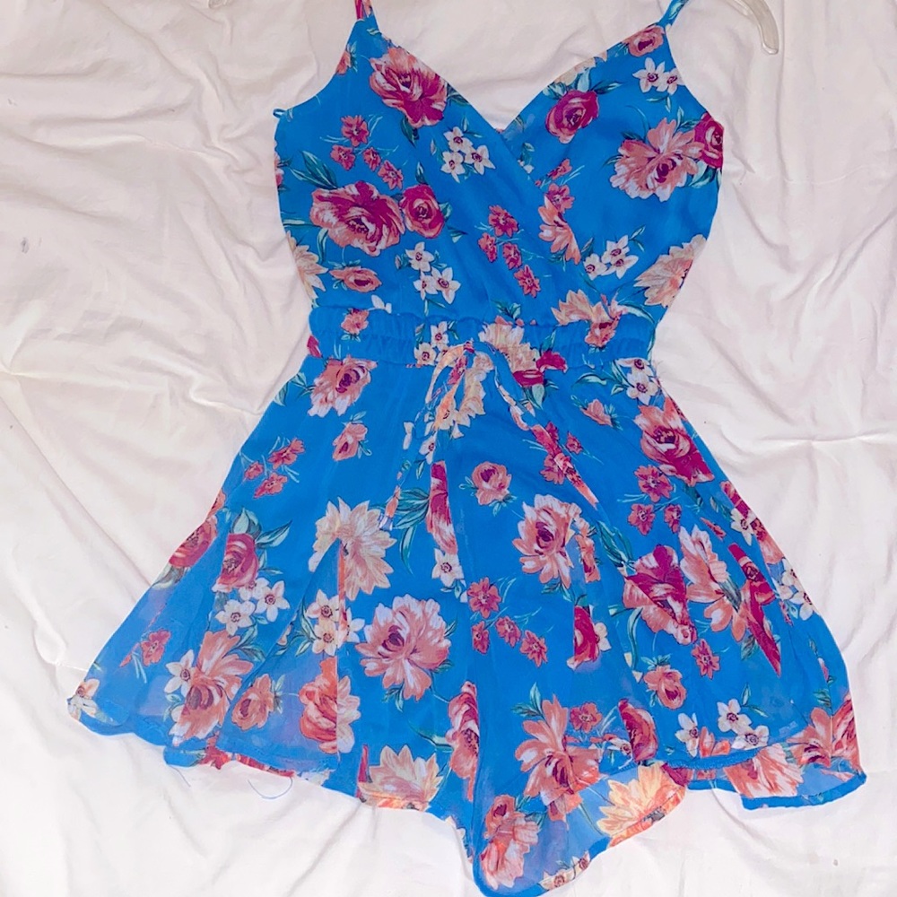 Francesca‘s Blue floral romper size xxs
